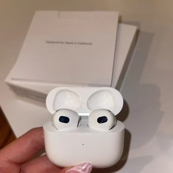 Apple AirPods ホワイト　箱入り Apple Airpods 3rd Generation with MagSafe Wireless Charging